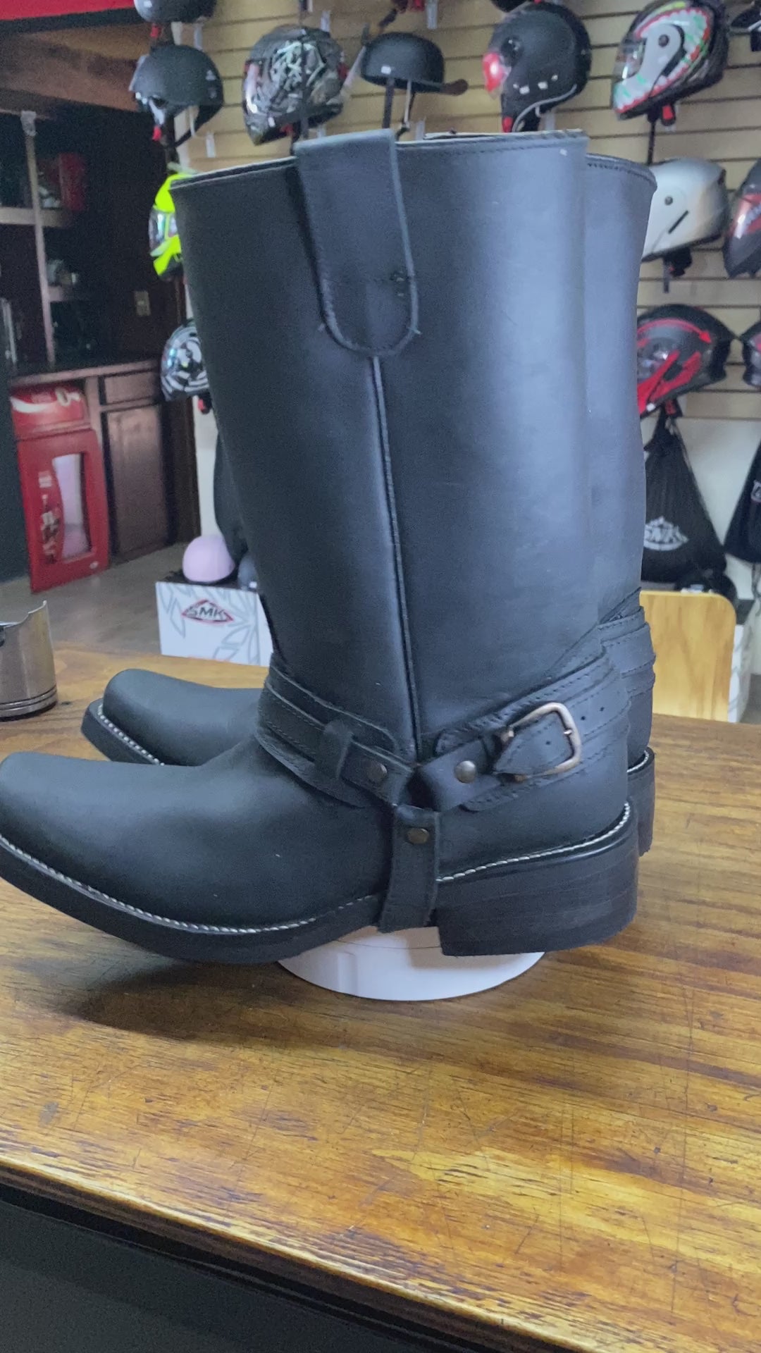 Botas de piel con arnés estilo chopper para motociclista