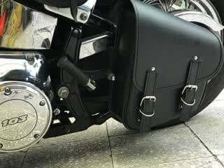 Alforja pistolera de piel para Harley Softail